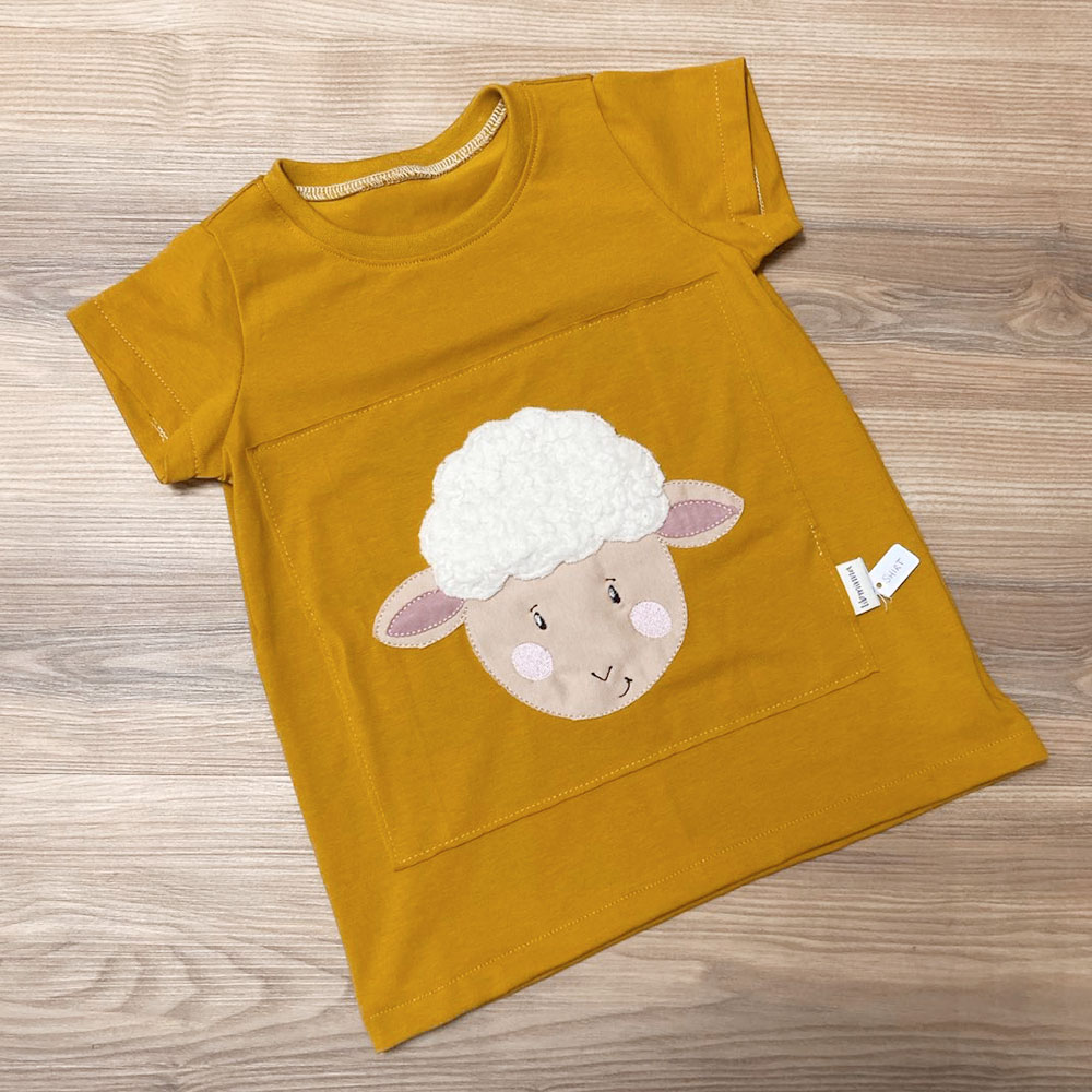 Handgemachtes Kindershirt in Größe 110 aus Bio-Baumwolle mit Schaf – Design von Libminna, plastikfreier Versand