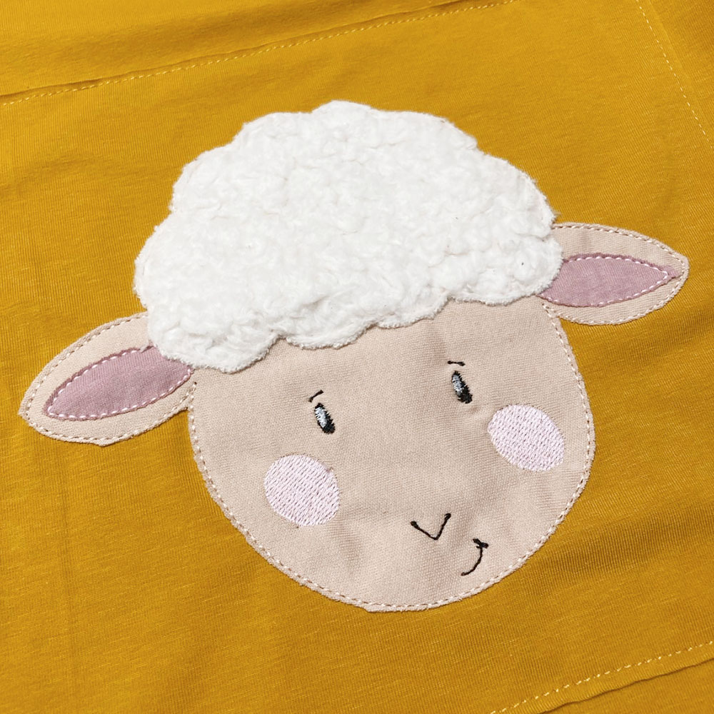 Handgemachtes Kindershirt in Größe 110 aus Bio-Baumwolle mit Schaf – Design von Libminna, plastikfreier Versand